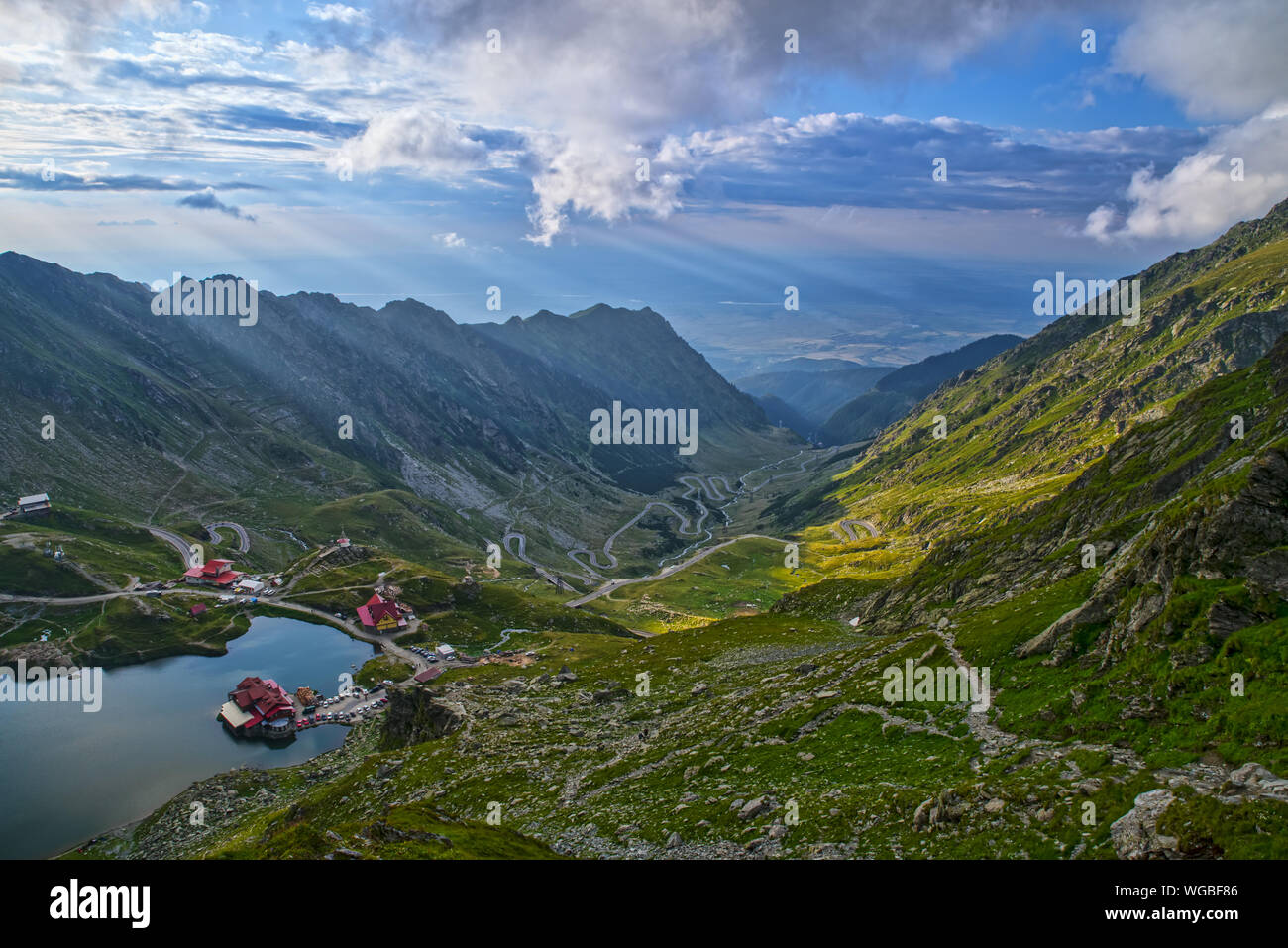 Transfagarasan road et abris sur Balea valley dans les Carpates roumaines. Banque D'Images