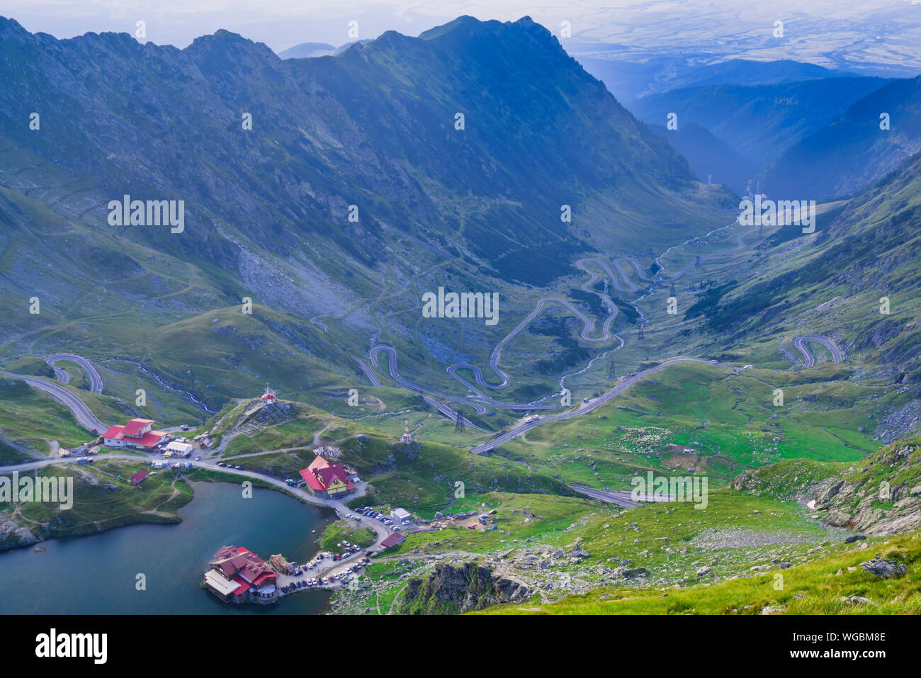 Vue aérienne du lac glacier Balea et route Transfagarasan, monument touristique en Roumanie Banque D'Images