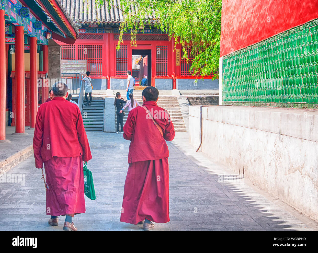 Beijing, Chine. Le 25 avril 2016. Deux moines bouddhiste tibétain à l'intérieur du temple Yonghegong Lama à Beijing, Chine. Banque D'Images