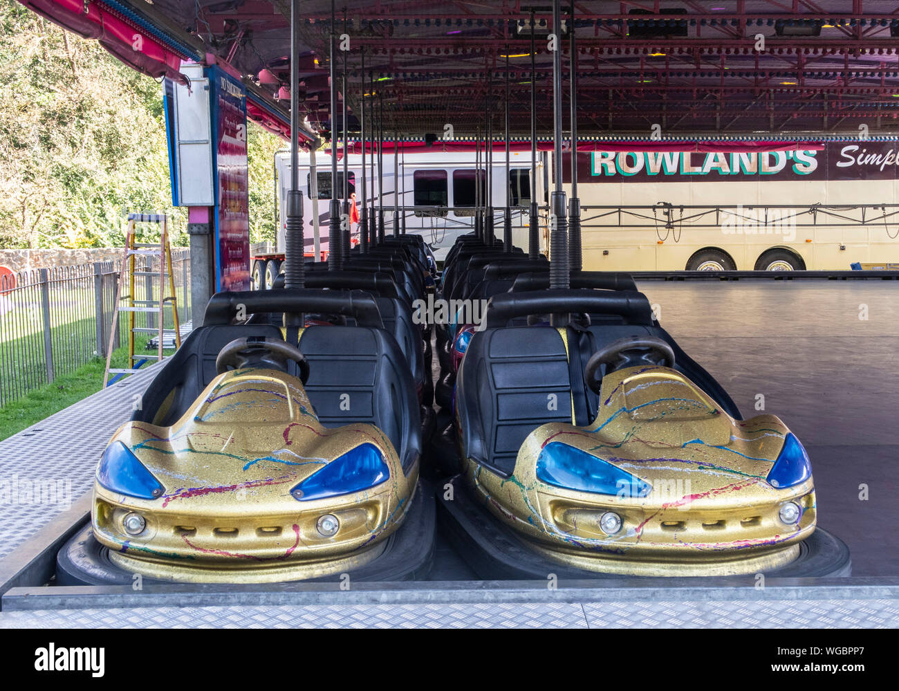 Dodgems prêt pour l'ouverture dans un champ de foire Banque D'Images