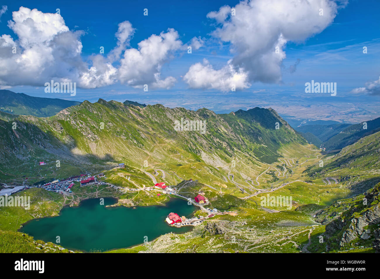 Balea Lac et route Transfagarasan vu de dessus dans l'été, le paysage dans les Carpates roumaines, Brasov rocheuses Banque D'Images