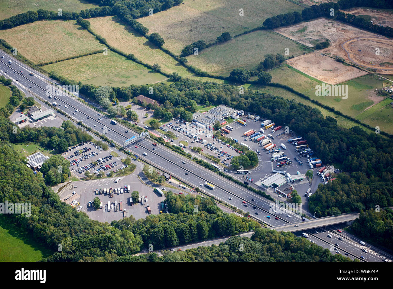 Une vue aérienne de la M27, près de Southampton montrant Rainham Services, le sud de l'Angleterre, Royaume-Uni Banque D'Images