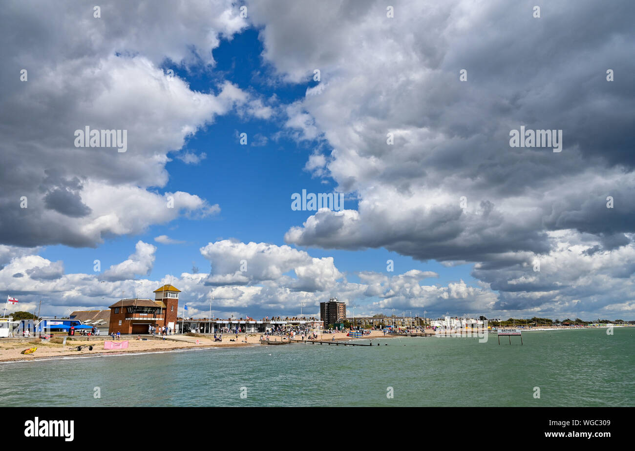 Littlehampton Sussex UK 1er septembre 2019 - Les visiteurs profiter du beau temps sur Littlehampton beach front et malgré une forte brise . Crédit photo : Simon Dack / Alamy Live News Banque D'Images