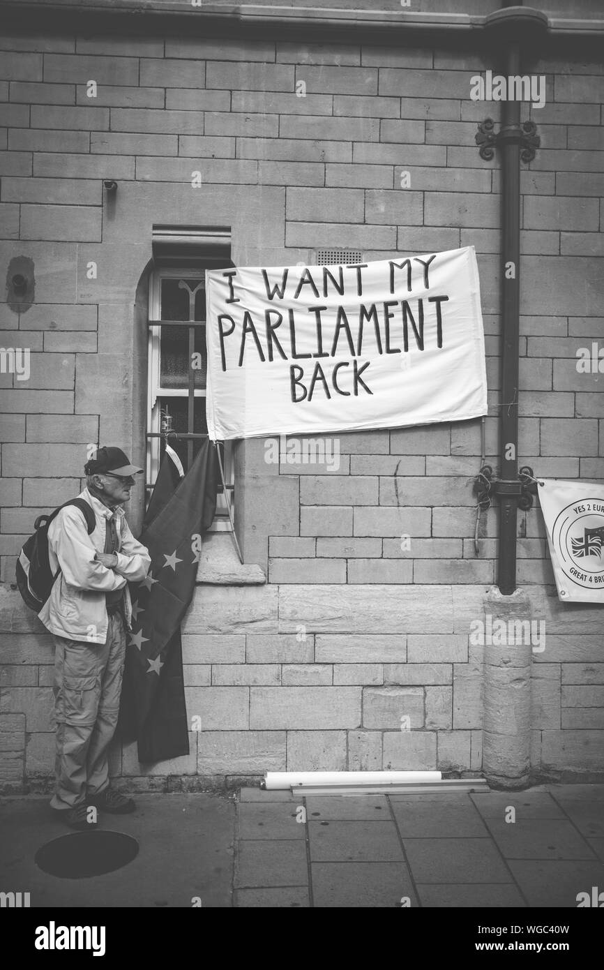 Le coup d'arrêt - Demonstraters au Balliol College de l'extérieur avec les bannières et drapeaux pour démontrer la suspension du parlement par Boris Johnson. Banque D'Images