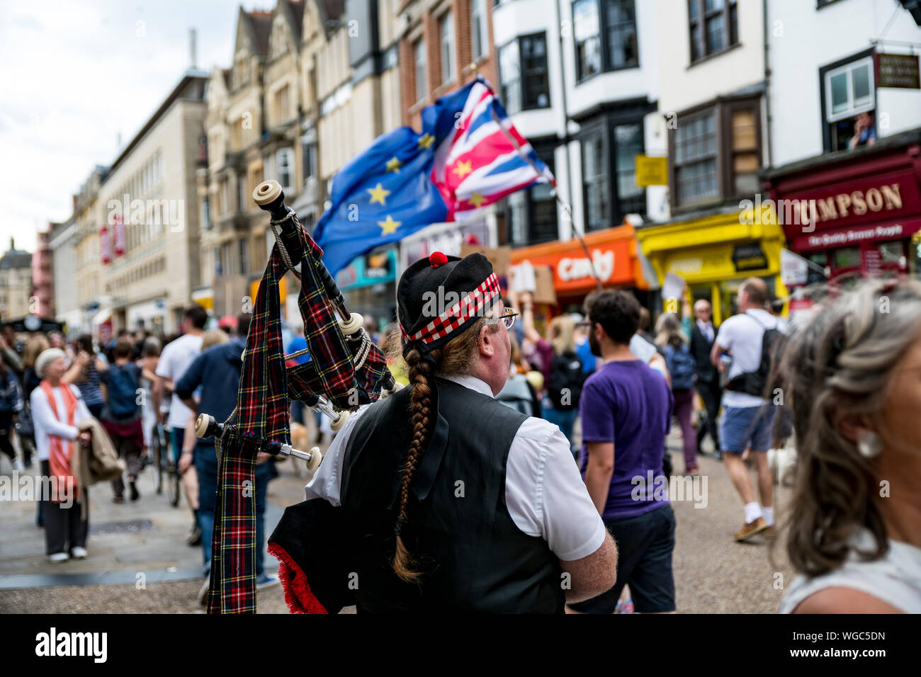 Le coup d'arrêt - Cornemuse Scotish joue alors que les manifestants défilent dans Cornmarket Street Oxford, en colère contre la suspension du parlement. Banque D'Images