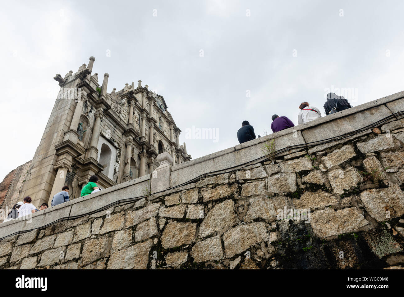 Les touristes rassemblement à ruines de l'église St Paul à Macao Banque D'Images