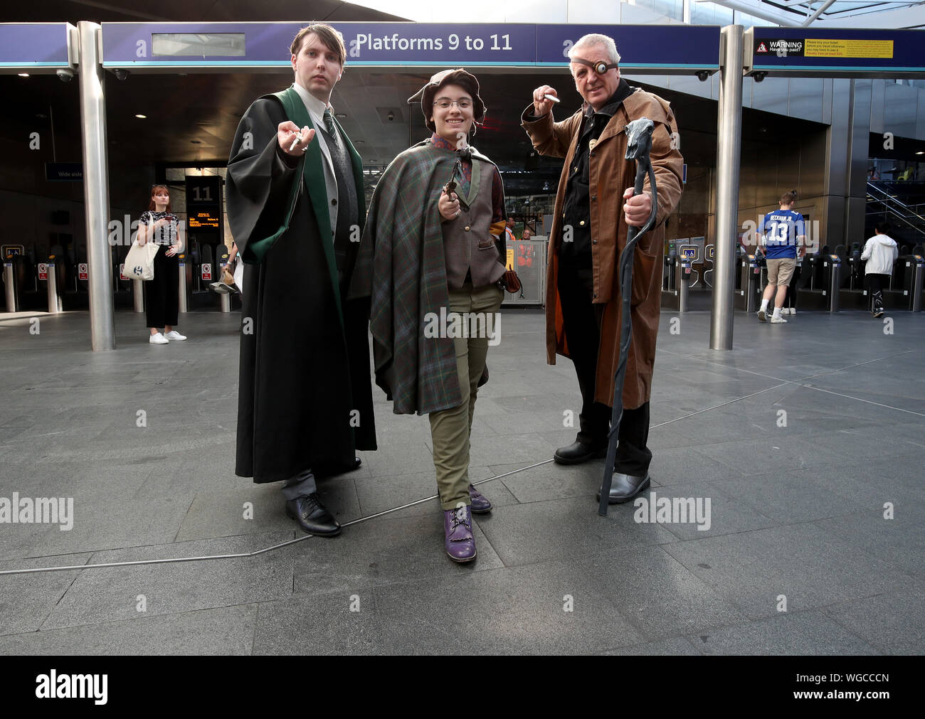 Fans de Harry Potter Tom Riddle,Elias Whitlock et Ian Thomas se rassemblent à neuf et trois quarts de la plate-forme comme le Poudlard Express s'affiche sur le départ de King's Cross au cours de retour à Poudlard 24. La Journée littéraire célèbre le moment où Harry Potter a commencé son voyage de retour à Poudlard chaque année. Banque D'Images