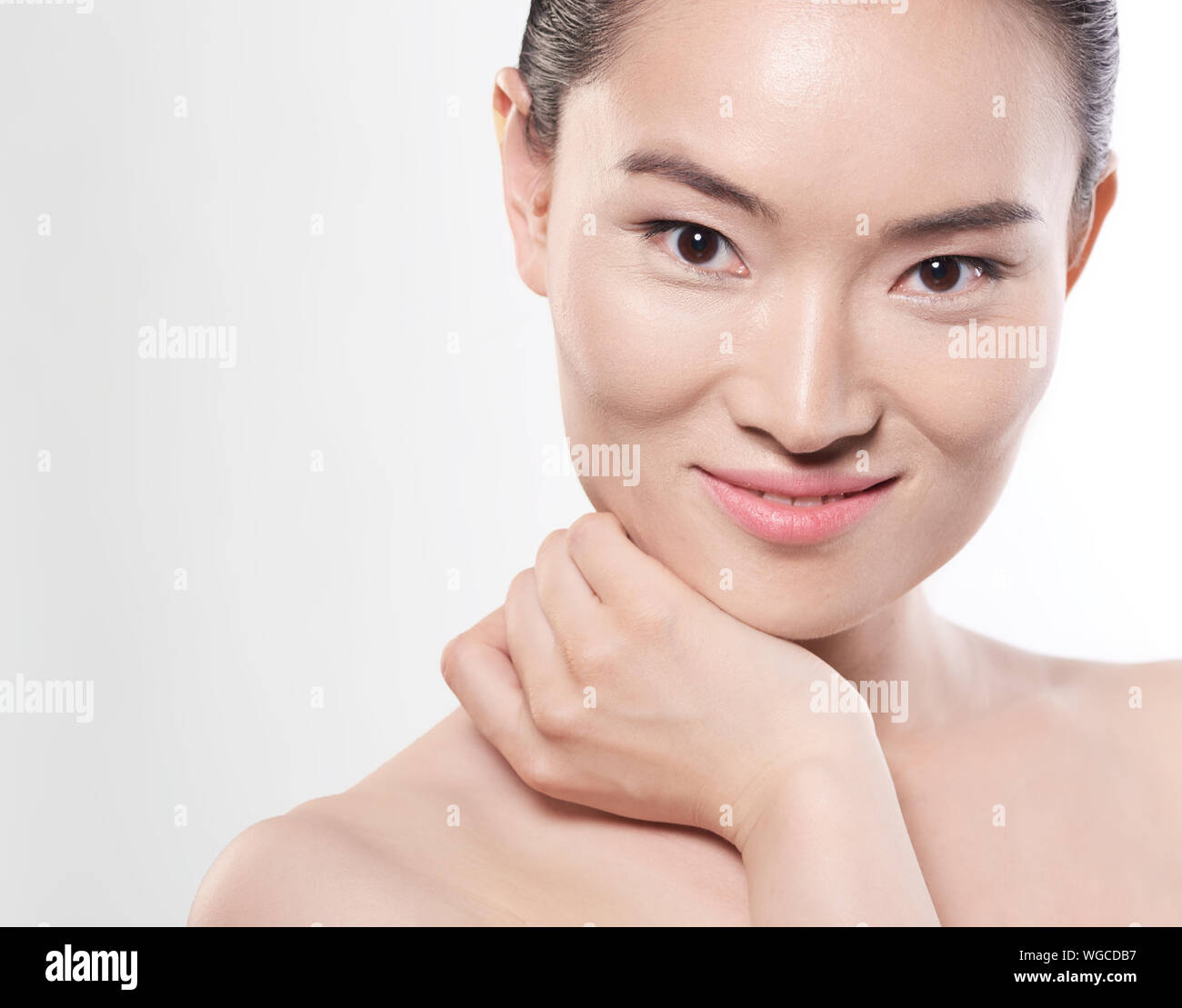 Doux au toucher de la peau. Femme chinoise sur fond blanc Banque D'Images