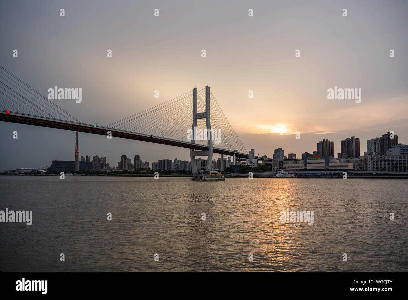 Une vue sur le pont Nanpu, un pont à haubans qui relie les deux côtés de la rivière Huangpu avec sa travée principale de 428 mètres, pendant le coucher du soleil. Banque D'Images