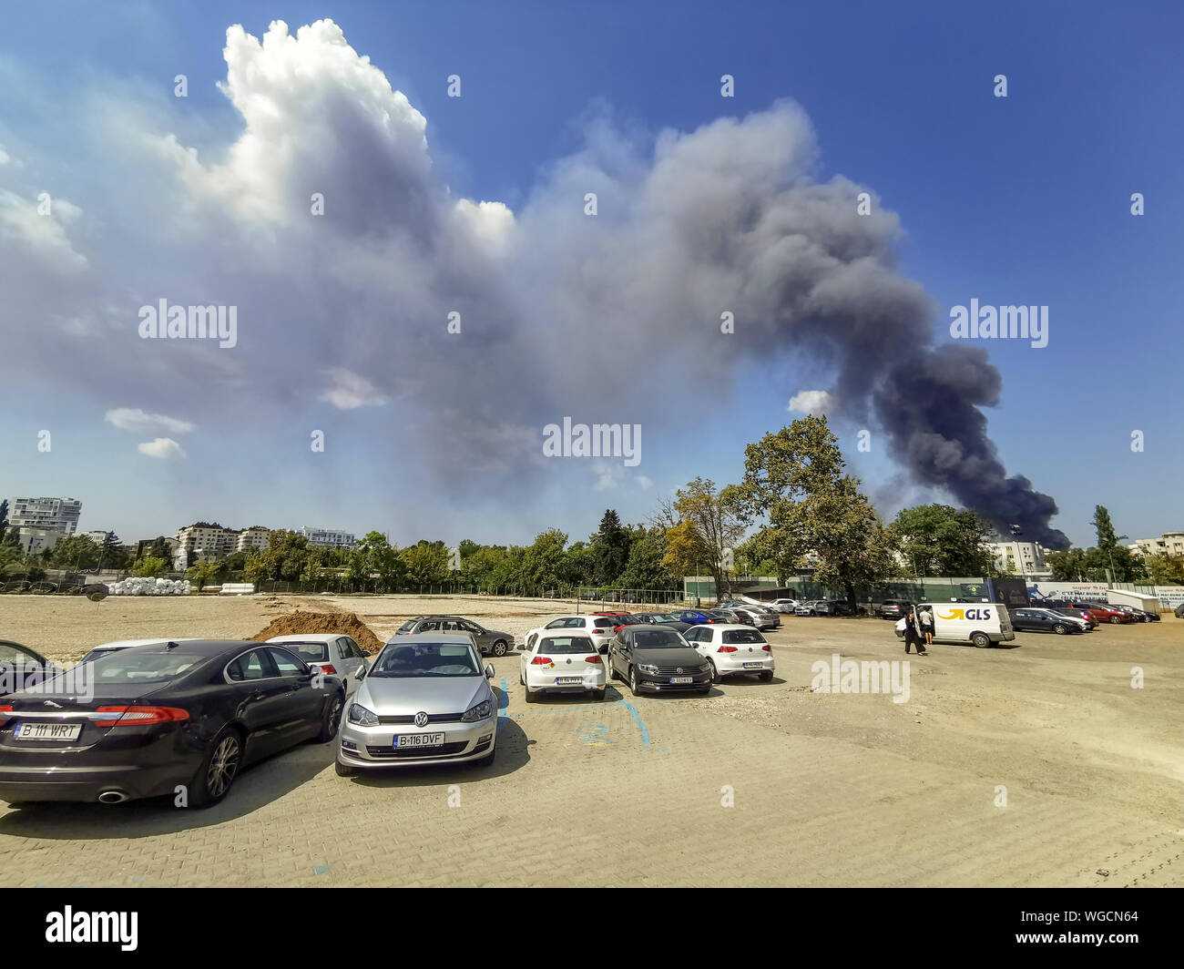 30 août 2019 - Bucarest, Roumanie. Le feu de la baie industrielle de la rue Biharia le 30 août 2019 Banque D'Images