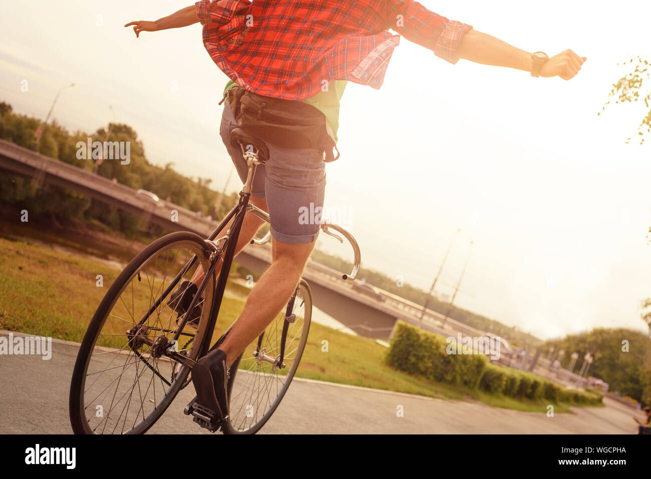 La liberté d'été. Hipster ride sans les mains. Tourné sans visage Banque D'Images