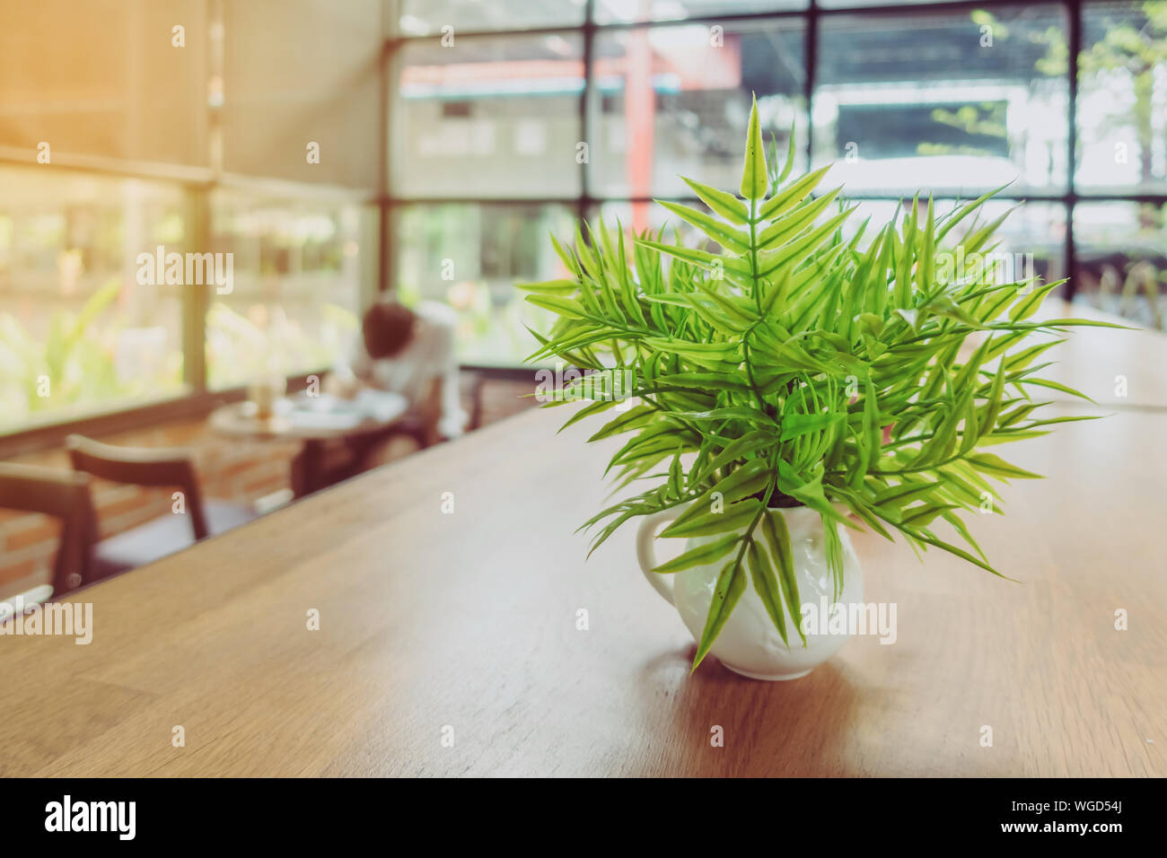 Les plantes artificielles ou de plastique sur l'arbre pour la décoration de table et bienvenue pour les clients de café. Banque D'Images