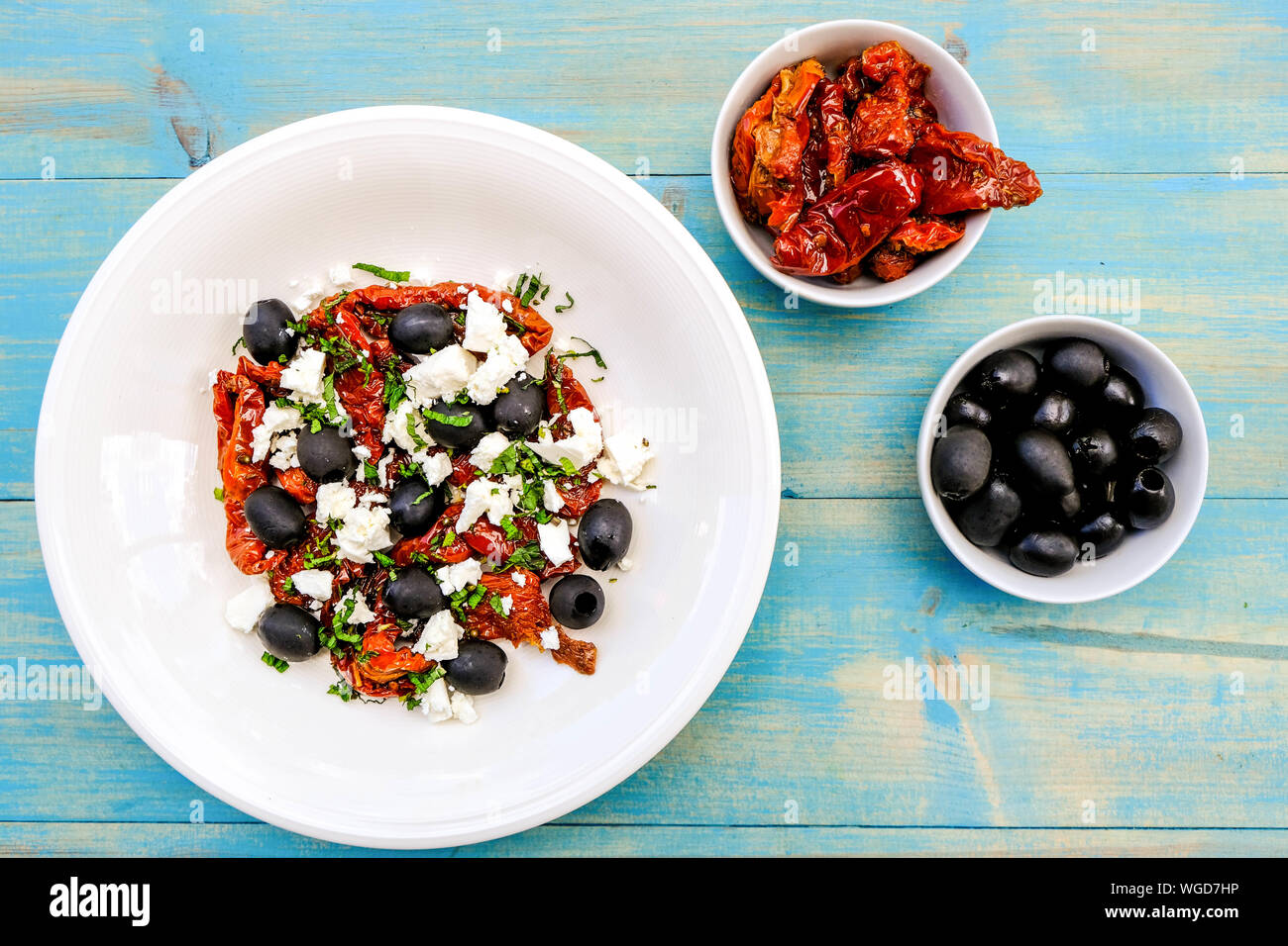 Style grec traditionnel, avec salade de fromage Feta, tomates séchées et olives noires Banque D'Images