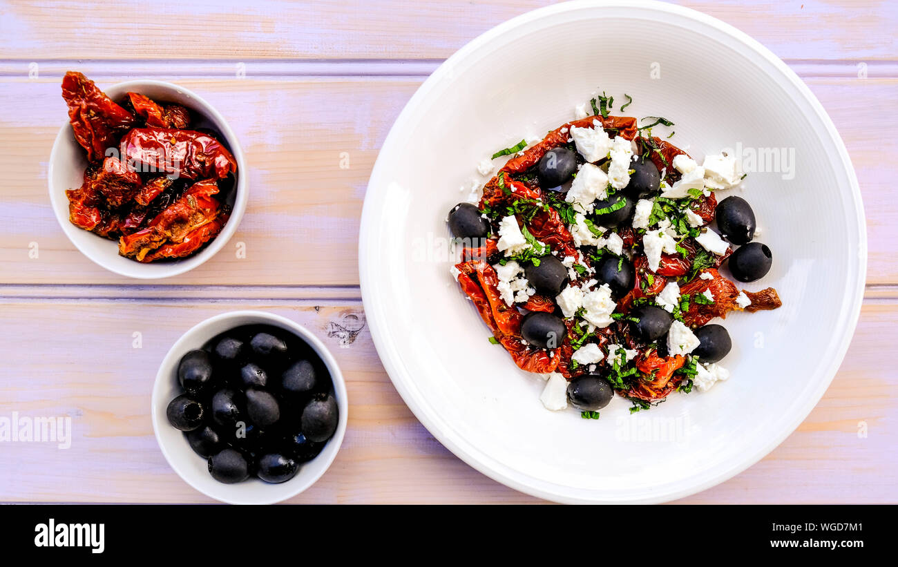 Style grec traditionnel, avec salade de fromage Feta, tomates séchées et olives noires Banque D'Images