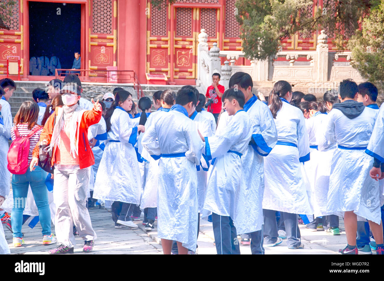 Beijing, Chine. Le 25 avril 2016. Les jeunes enfants de l'école habillés en costumes lors de la visite du temple Yonghegong Lama à Beijing en Chine. Banque D'Images