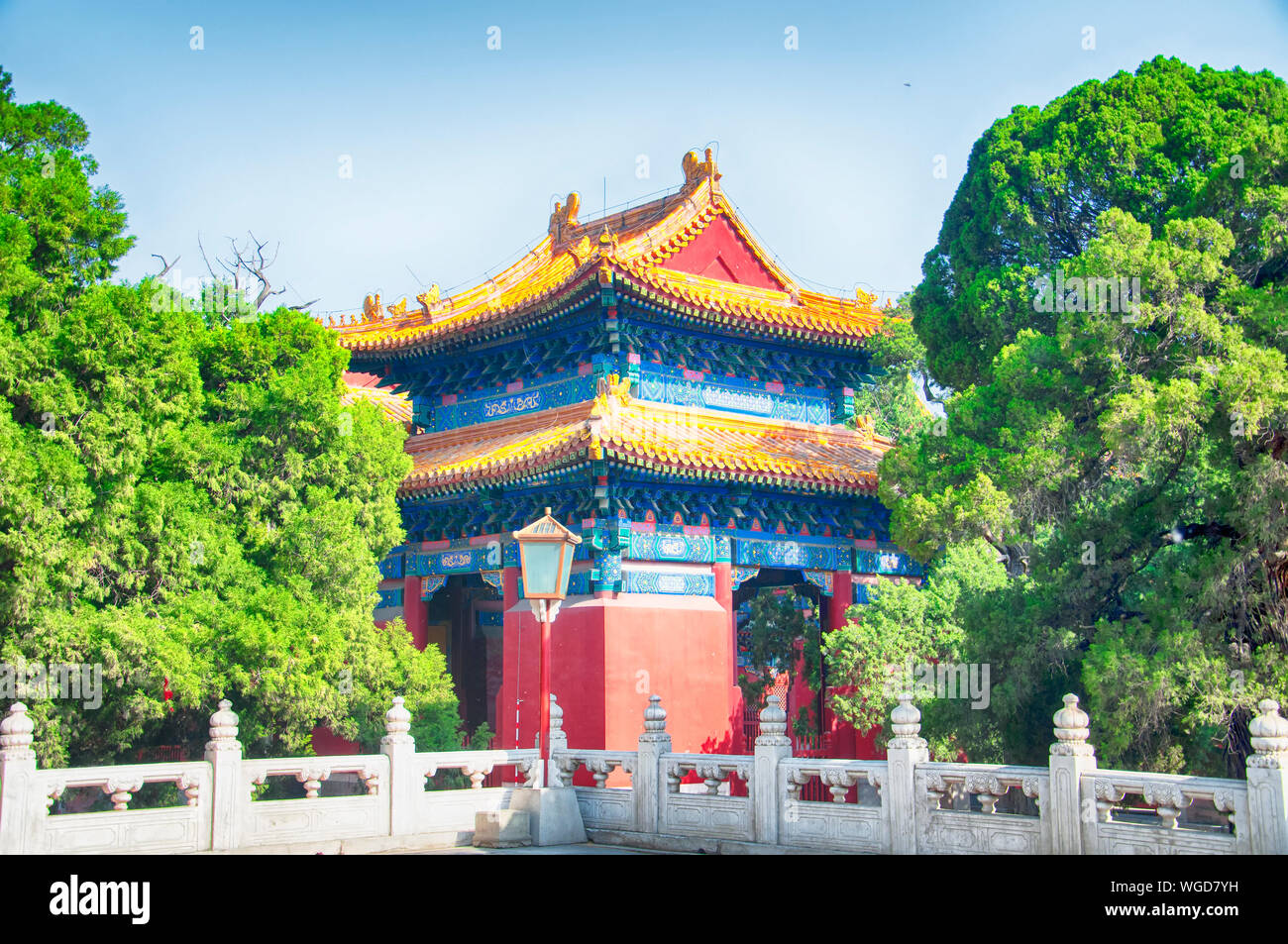 À l'architecture chinoise Yonghegong Lama Temple à Pékin Chine lors d'une journée ensoleillée. Banque D'Images