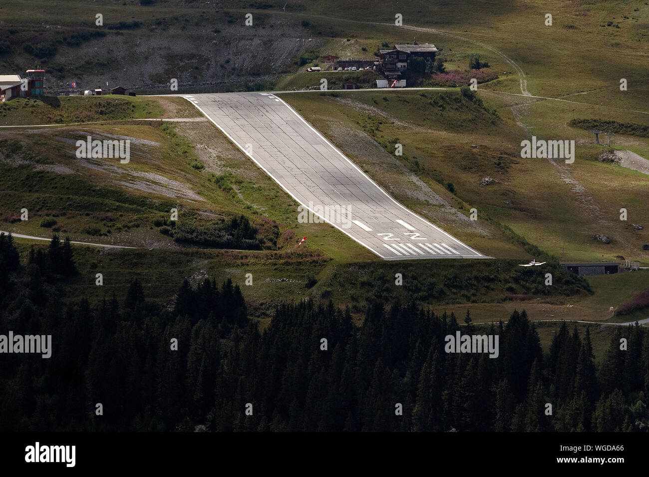 Un petit avion arrive en terre à Courchevel Altiport (Anglais : altiport de Courchevel) dans les Alpes Français au cours de l'été. Banque D'Images