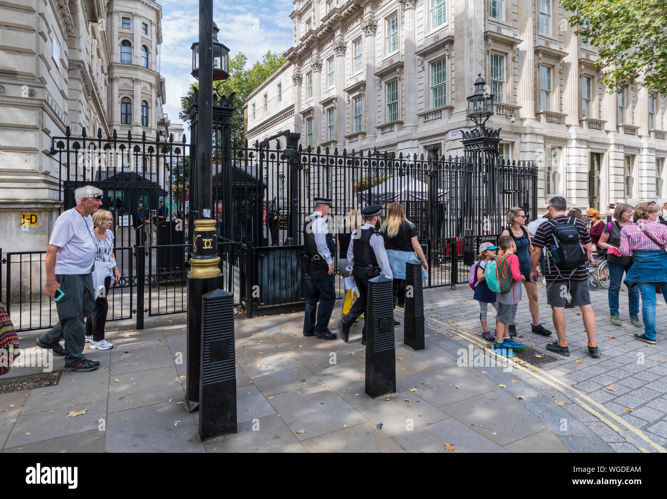 Barrière de sécurité surveillé de la police à l'entrée de Downing Street, City of Westminster, London, England, UK. Banque D'Images