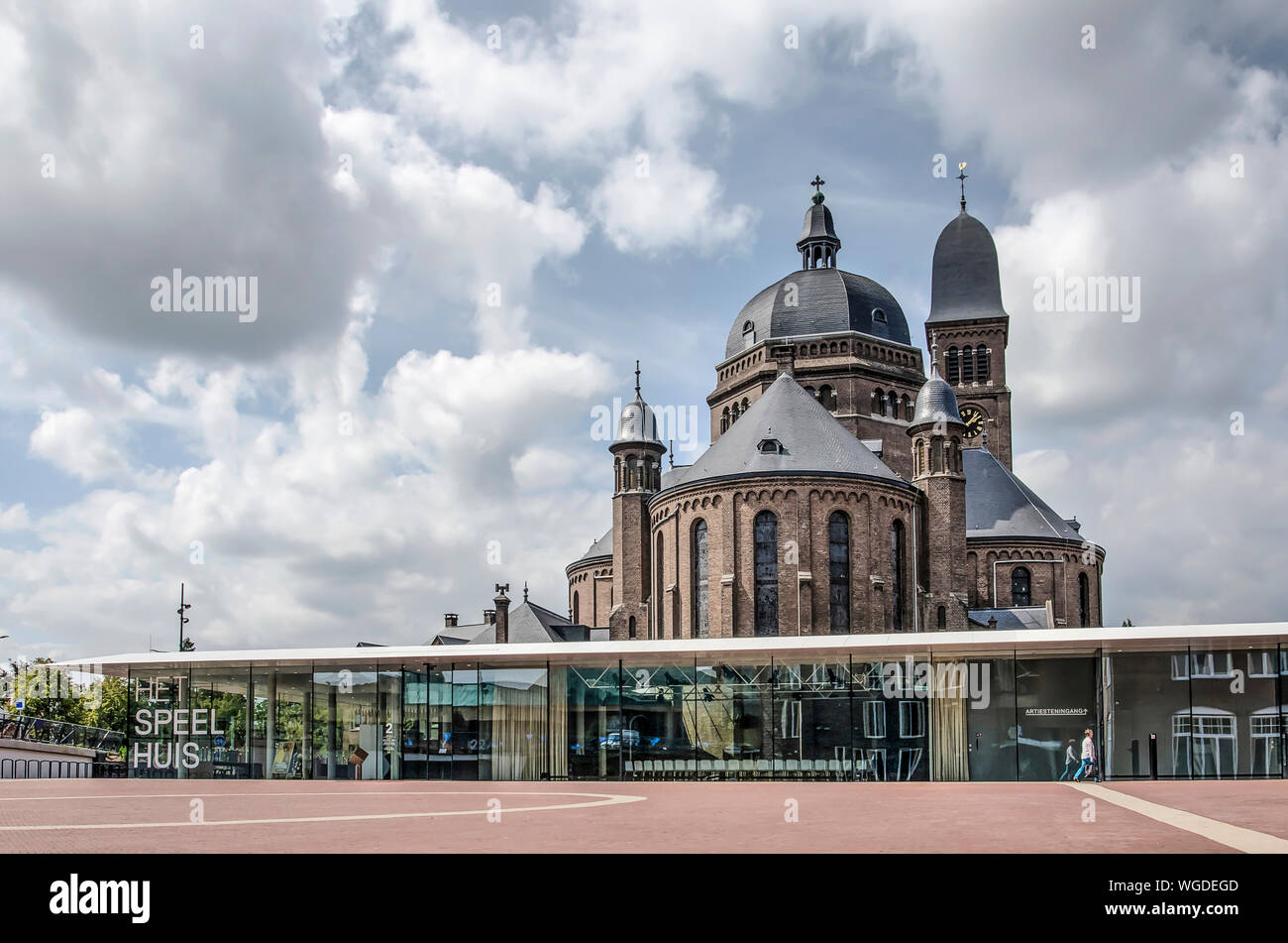 Helmond, Pays-Bas, 16 août 2019 : une ancienne catholique l'Eglise du Dome et monument national, maintenant converti à Speelhuis théâtre, avec le verre moderne Banque D'Images