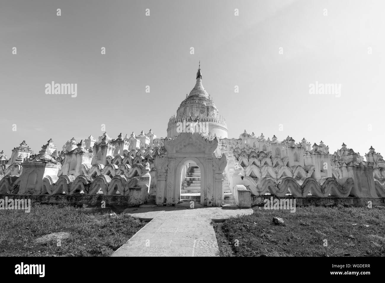 Photo noir et blanc d'un impressionnant temple bouddhiste appelé Pagode Hsinbyume, situé à proximité de Mandalay, Myanmar Banque D'Images