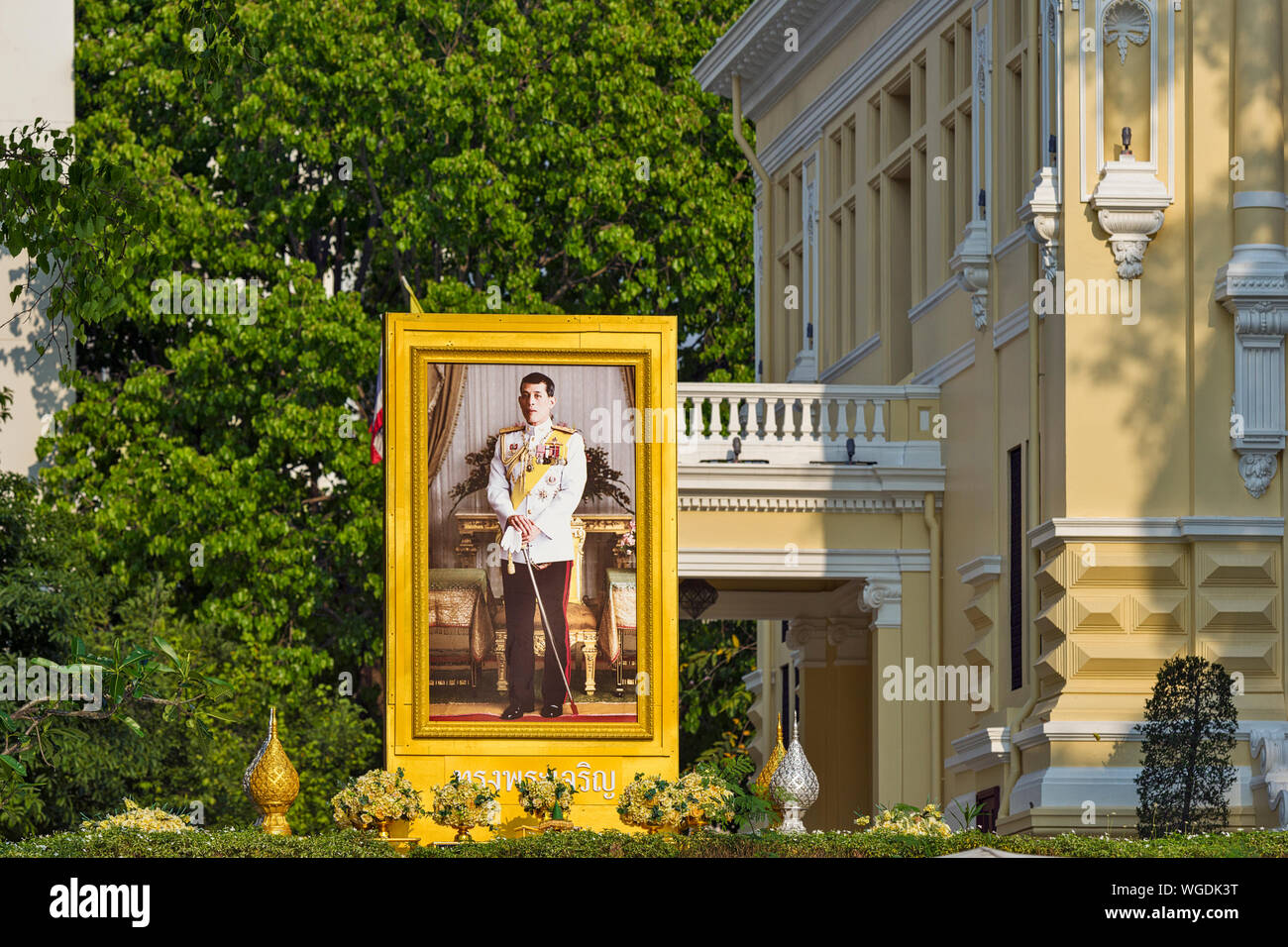Portrait gigantesque du nouveau roi, Roi Vajiralongkorn, Rama X sur un bâtiment sur les rives de la rivière Chao Phraya à Bangkok, Thaïlande Banque D'Images
