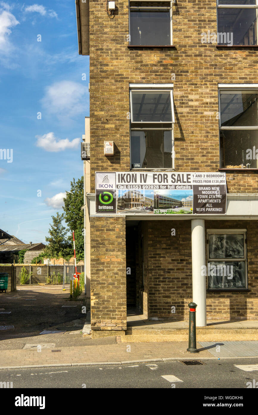 1970 Immeuble de bureaux à King's Lynn d'être converti à un usage résidentiel en centre-ville ou des appartements. Banque D'Images