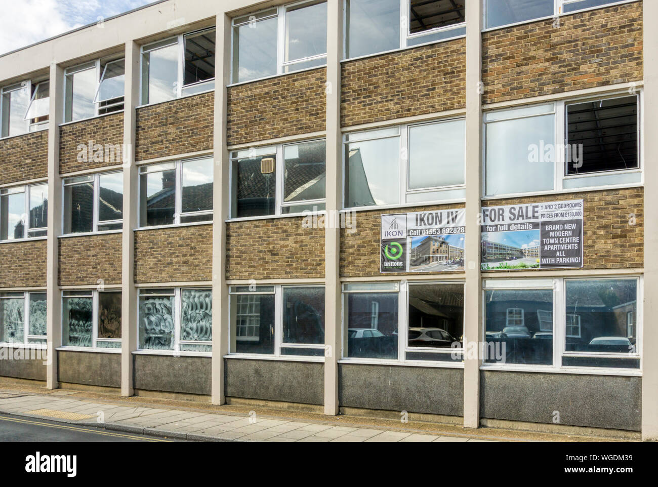 1970 Immeuble de bureaux à King's Lynn d'être converti à un usage résidentiel en centre-ville ou des appartements. Banque D'Images