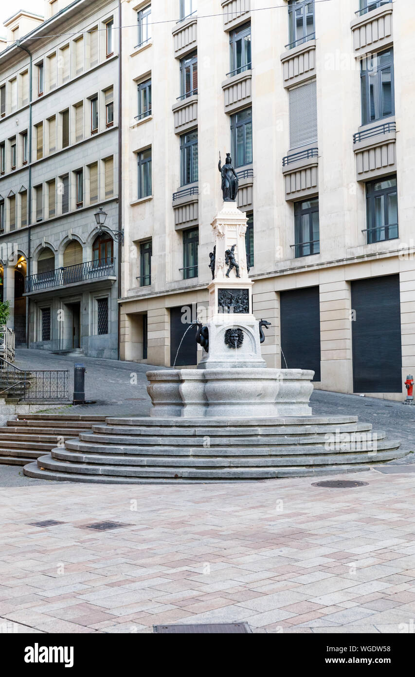 Fontaine d'eau potable avec la sculpture dans la vieille ville de Genève, capitale de la Suisse Banque D'Images