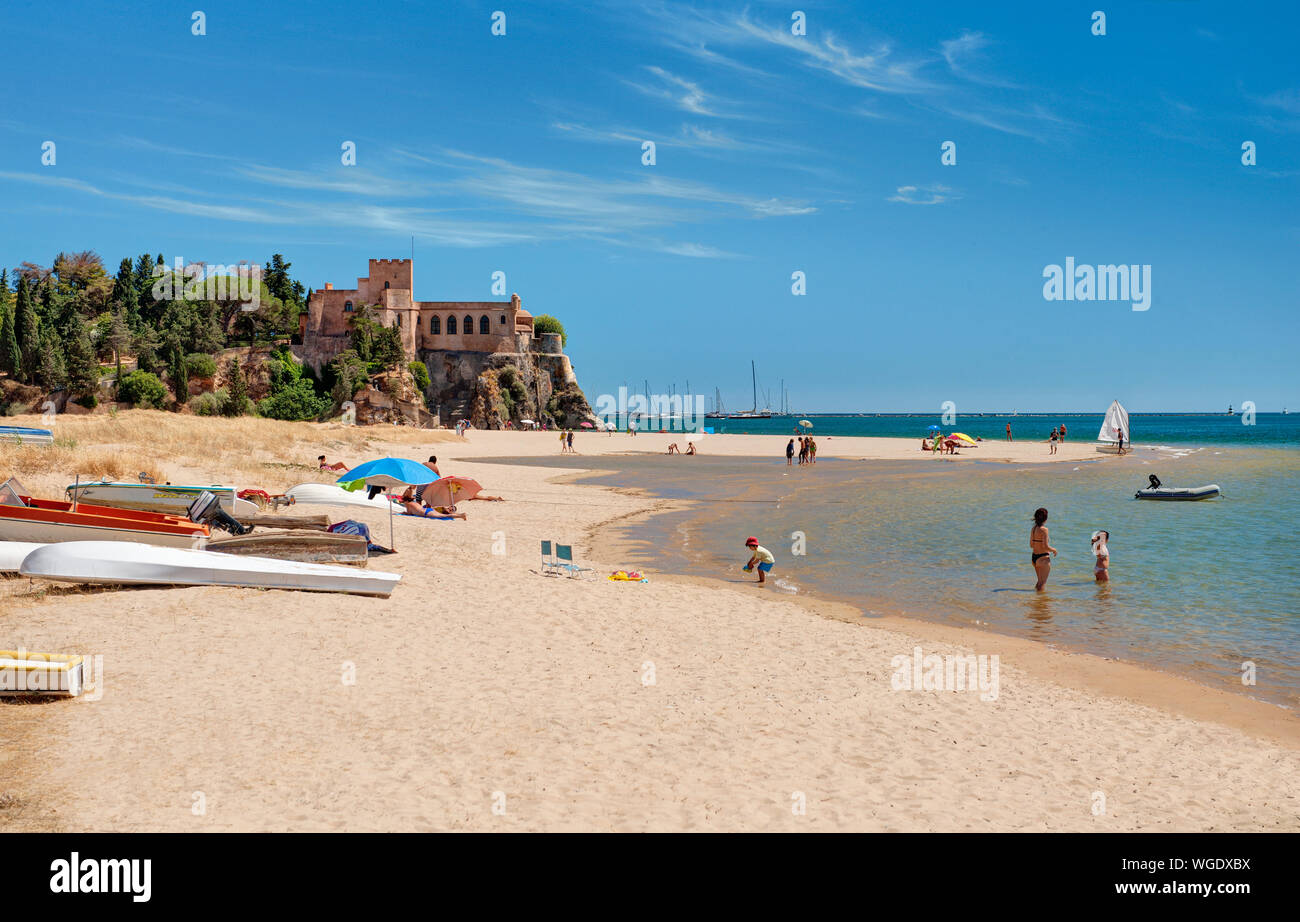 Plage de Ferragudo et la Forte Sao Joao Banque D'Images