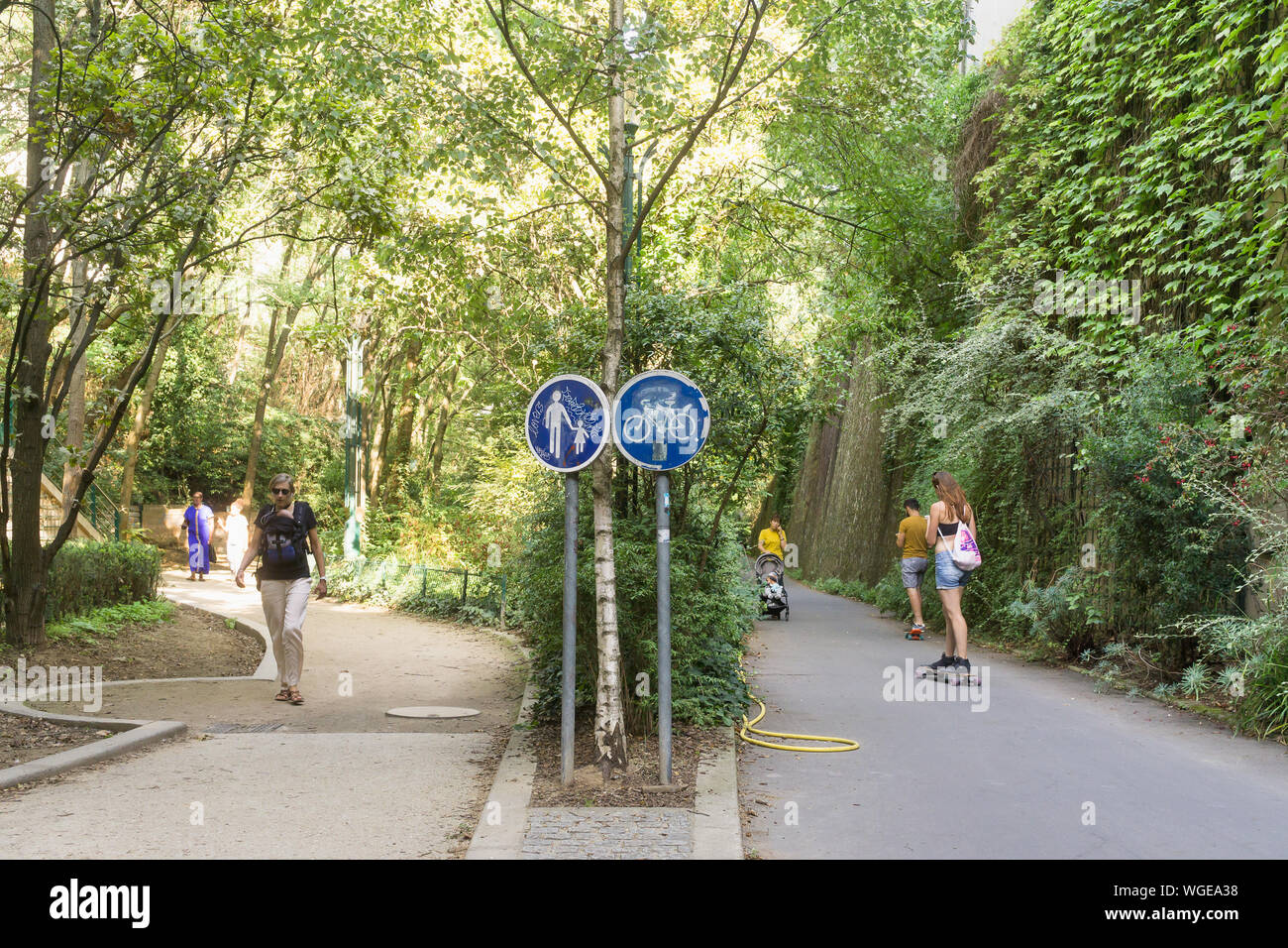 Paris verdure et jardin urbain - les gens se promener le long de la promenade plantée parc surélevé dans le 12e arrondissement de Paris, France, Europe. Banque D'Images