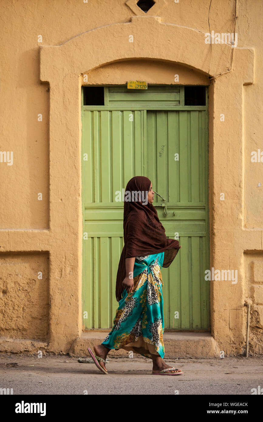 DIRE DAWA, Ethiopie-AVRIL 16, 2015 : Somali non identifié femme marche dans les rues de Dire Dawa, en Ethiopie, près de la frontière somalienne Banque D'Images