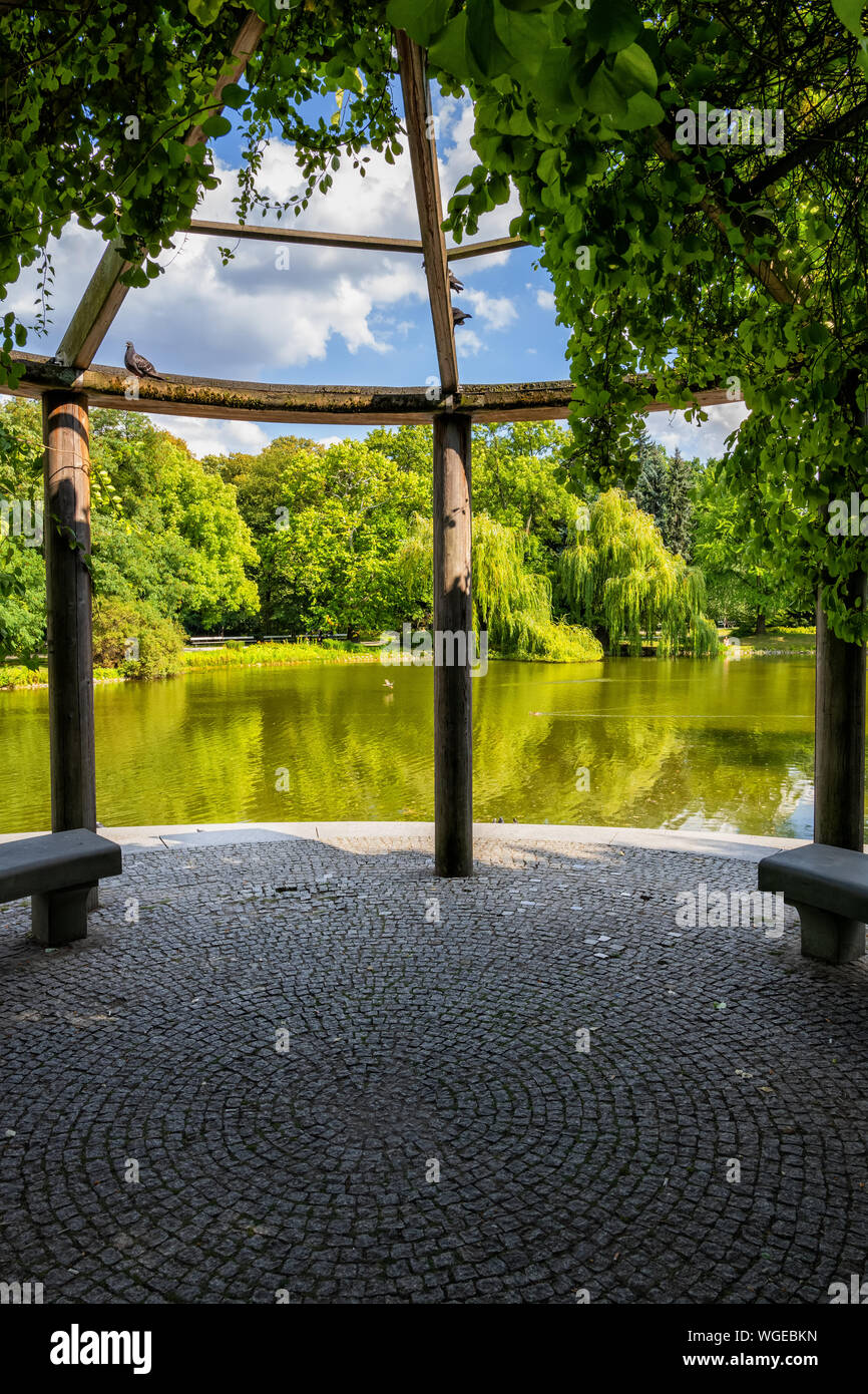 Vue de l'étang d'Arbor dans le parc Ujazdow (Polonais : Park Château Ujazdowski) à Varsovie, Pologne Banque D'Images