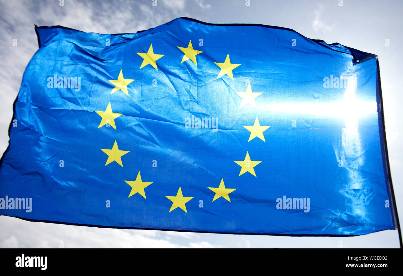 Les étoiles de l'Union européenne, sur un drapeau, avec derrière, brillant à travers, Édimbourg, Écosse, Royaume-Uni Banque D'Images