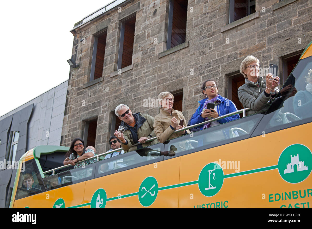 Les touristes de prendre des photos d'une démonstration à partir d'un autobus de tournée, Édimbourg, Écosse, Royaume-Uni Banque D'Images