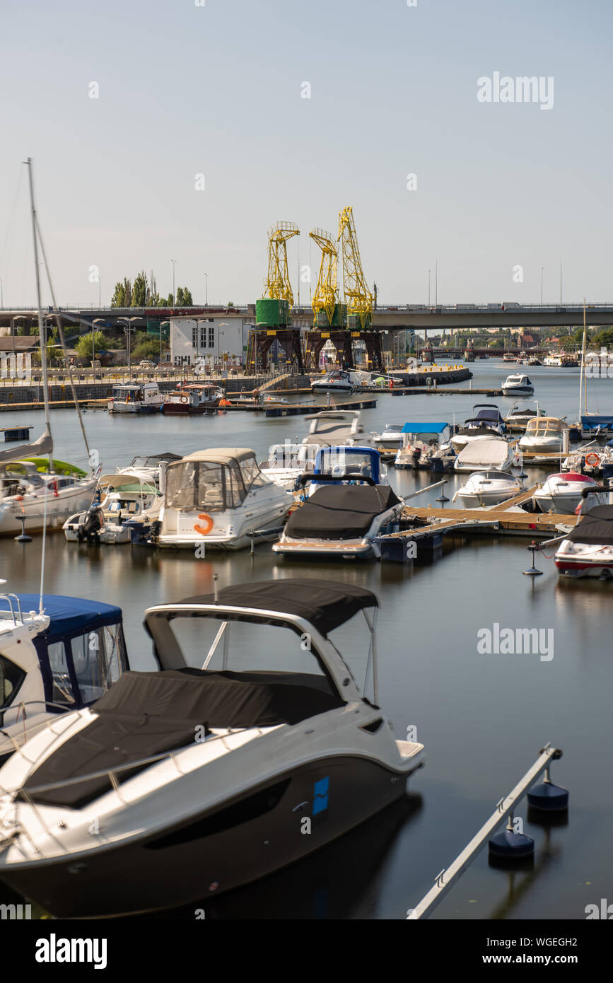 De nombreux yachts amarrés au port de plaisance à Szczecin, Pologne. Banque D'Images