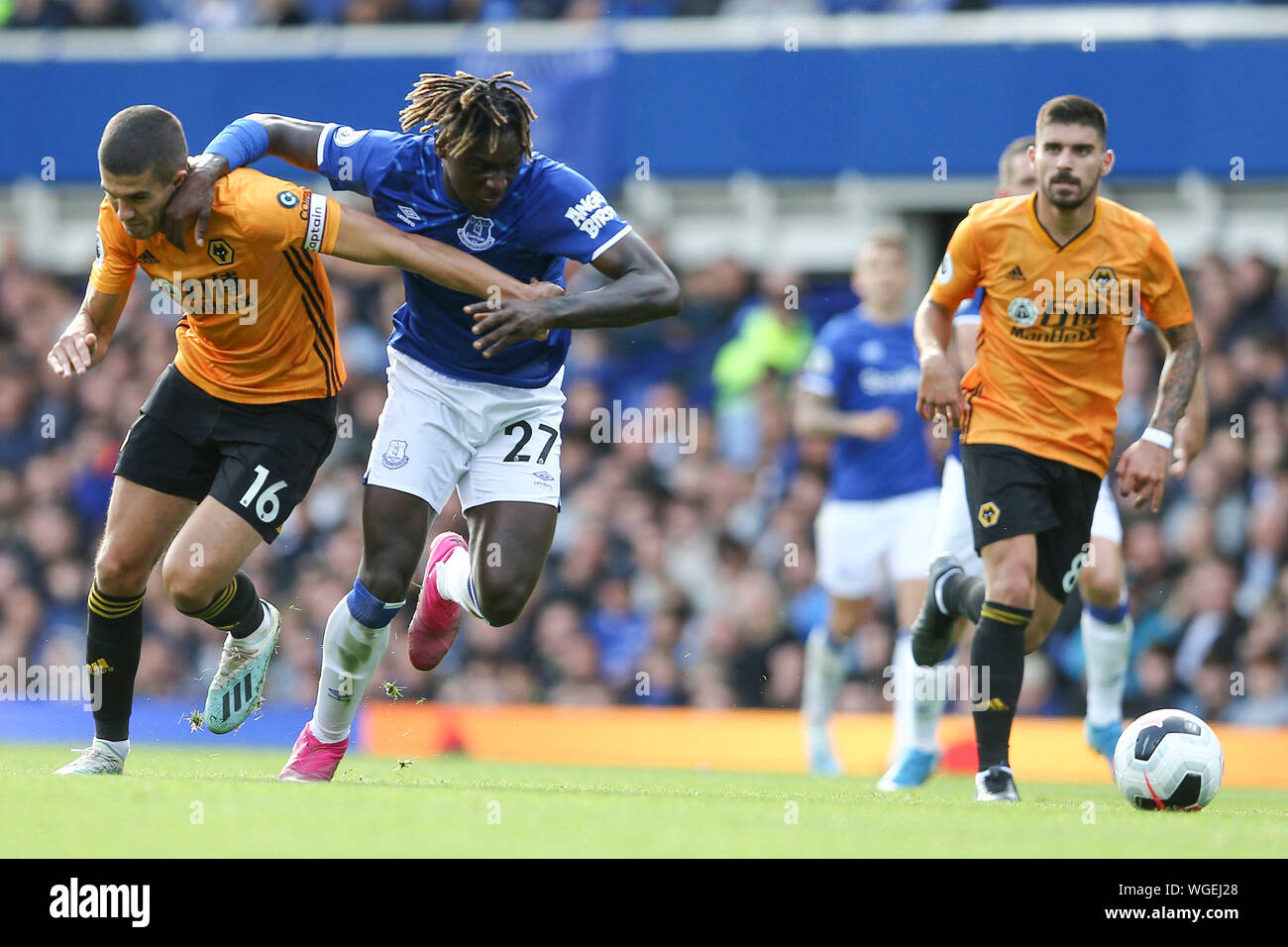 Liverpool, Royaume-Uni. 06Th Sep 2019. Conor Coady de Wolverhampton Wanderers (l) et Alex Iwobi de Everton bataille pour le bal. Premier League, Everton v Wolverhampton Wanderers à Goodison Park à Liverpool le dimanche 1er septembre 2019. Ce droit ne peut être utilisé qu'à des fins rédactionnelles. Usage éditorial uniquement, licence requise pour un usage commercial. Aucune utilisation de pari, de jeux ou d'un seul club/ligue/dvd publications. Photos par Chris Stading/Andrew Orchard la photographie de sport/Alamy live news Crédit : Andrew Orchard la photographie de sport/Alamy Live News Banque D'Images