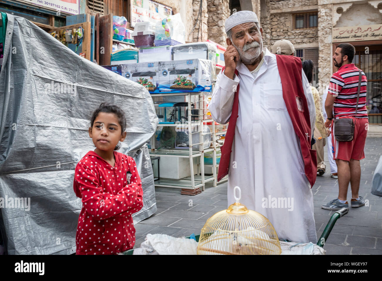 Doha, Qatar - 25 Nov 2016 : Une jeune fille avec son client en attente de porter. Prises dans le souk Wakif, Doha Banque D'Images