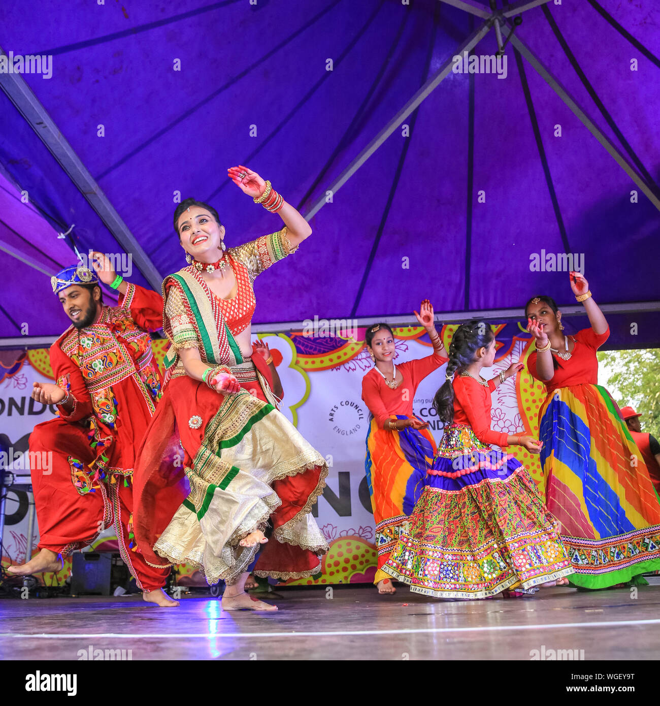 Londres, Royaume-Uni. Du 1er septembre 2019. Artistes de l'école de danse le Foram, y compris les enfants et les adultes, Showcase, danse Bollywood Gujarati traditionnelle se déplace et beaucoup plus à la London Mela, un festival mettant en valeur la culture asiatique, la danse, la musique et la nourriture dans Southall Park, Londres. Credit : Imageplotter/Alamy Live News Banque D'Images