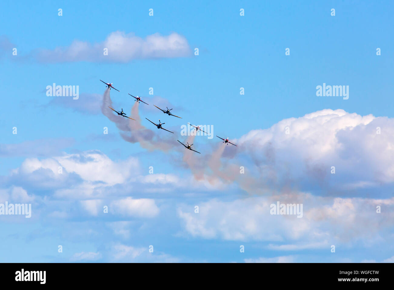 Bournemouth, Dorset UK. 1er septembre 2019. Vols Warbird ultime (Buchon, Spitfire, P-47D Mustang et Thunderbolt) sont rejoints par les lames si les huit mis sur un affichage impressionnant de ravir les foules lors de la dernière journée de l'air Festival de Bournemouth sur un beau jour ensoleillé chaud. Credit : Carolyn Jenkins/Alamy Live News Banque D'Images