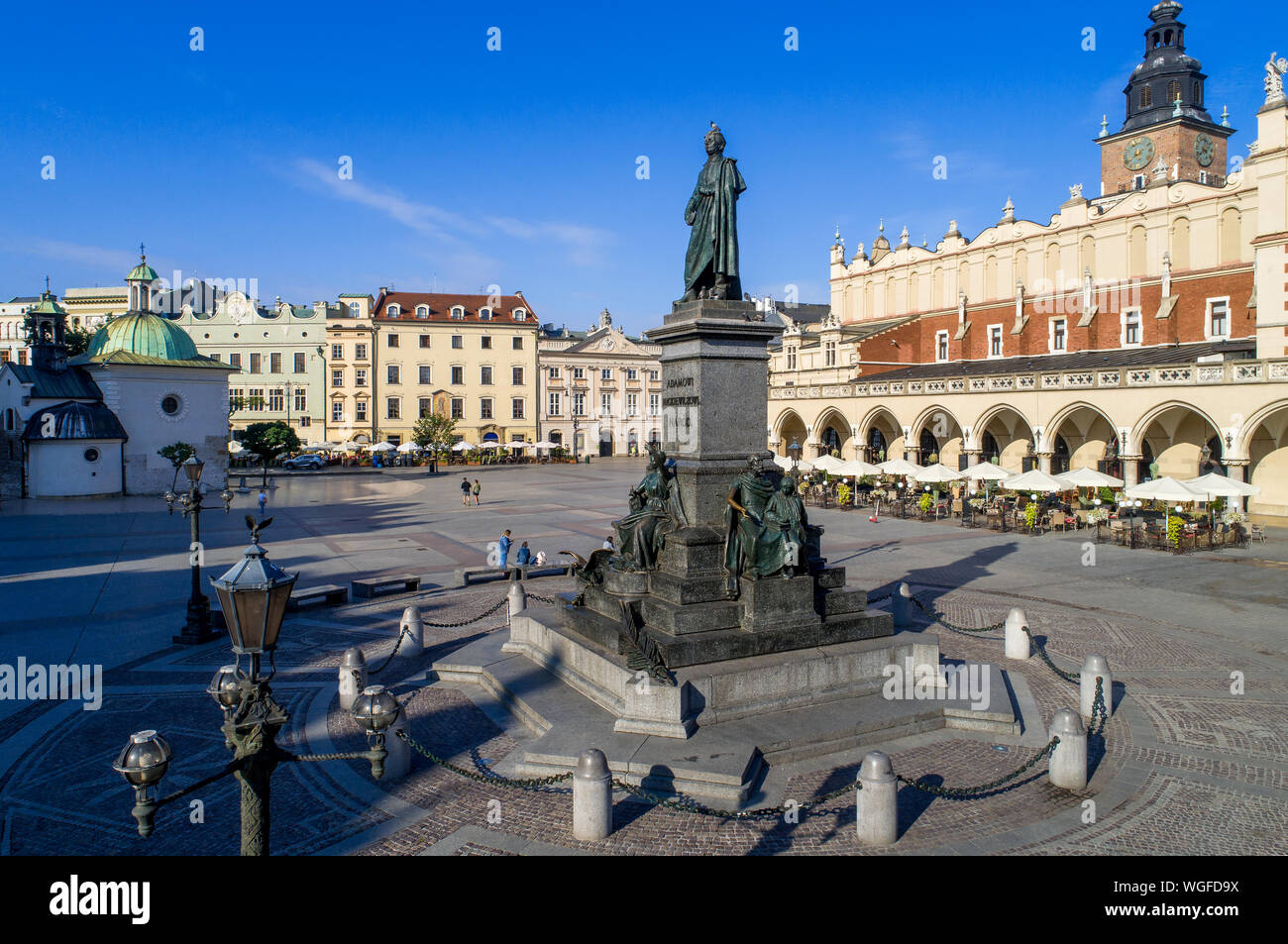 Statue de bronze national polonais Adam Mickiewicz, poète et dramaturge romantique sur la place du marché principale de Cracovie, Pologne. Monument dévoilé en 1898. St. Banque D'Images