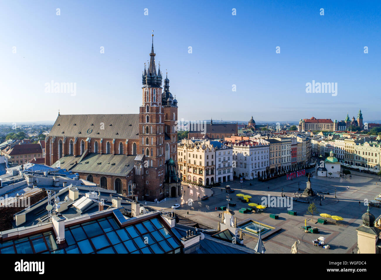 Cracovie, Pologne. Vue aérienne de la vieille ville, avec la place du marché (Rynek), l'église gothique Sainte Marie (statue de Mickiewicz, Mariacki), Saint Adalbert petit ch Banque D'Images