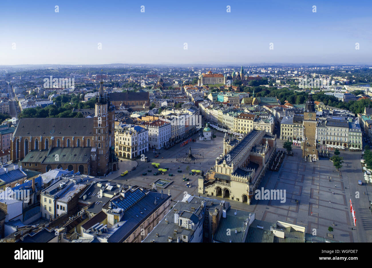 Cracovie, Pologne. Vue aérienne de la vieille ville, avec la place du marché (Rynek), Sukiennice, Hôtel de Ville, tour de l'église Mariacki (St Mary), une statue de Mickiewicz. Banque D'Images