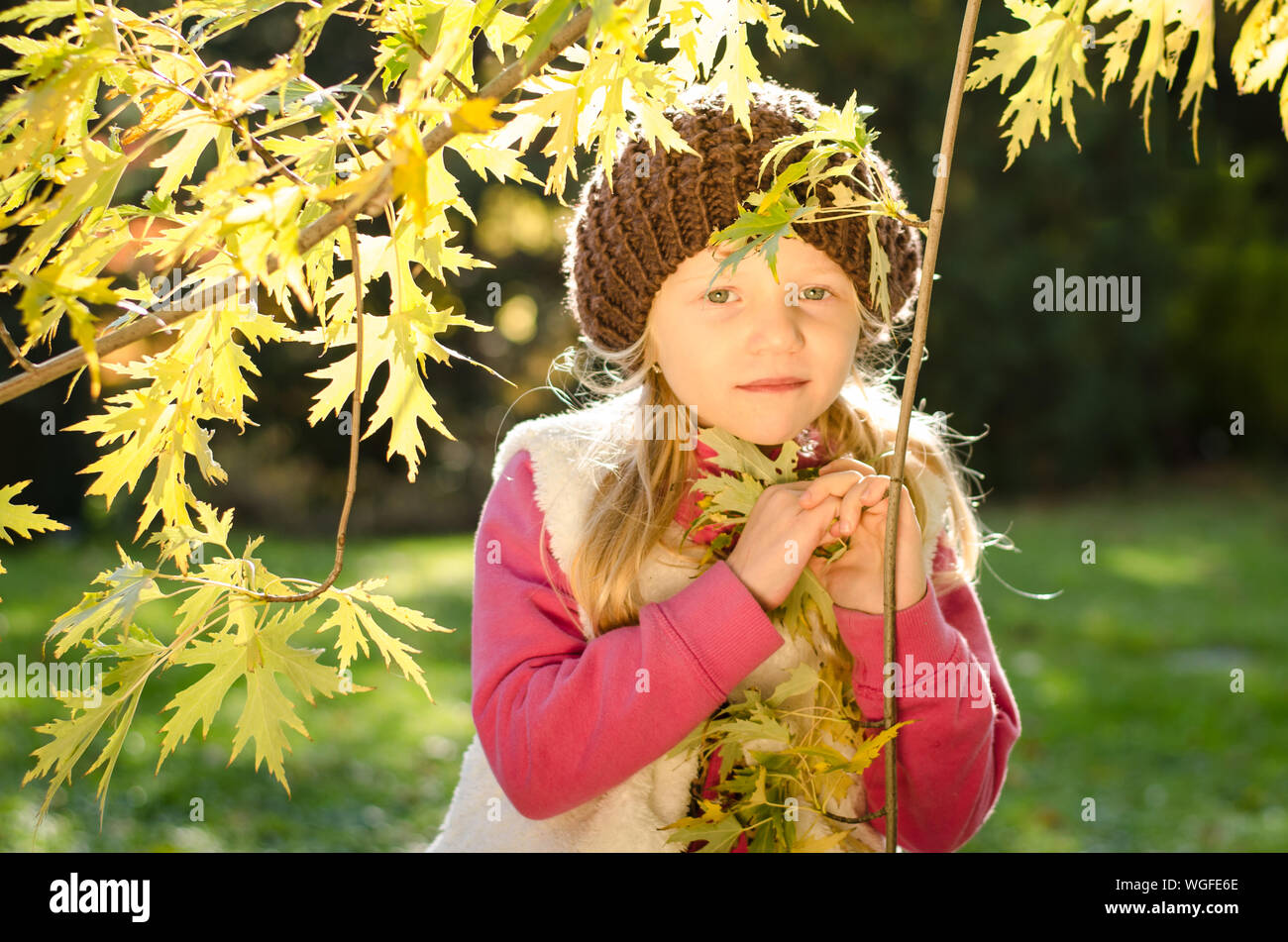 Portrait of smiling girl en atmosphère d'automne colorés Banque D'Images