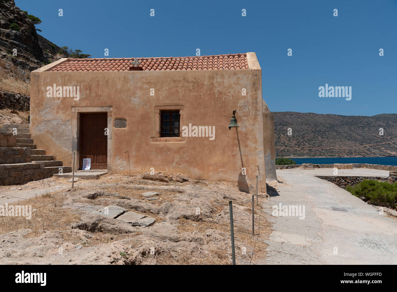 L'île de Spinalonga, la Crète, Grèce. L'église de St George, vers 1661, sur l'ancienne léproserie de Spinalonga, situé dans le golfe de Mirabella. Banque D'Images