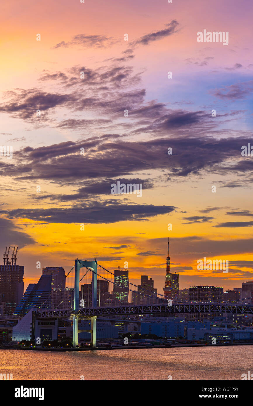 Vue aérienne de l'horizon de Tokyo avec pont en arc-en-ciel et la tour de Tokyo à Tokyo Bay Sunset de Crépuscule à Tokyo Odaiba Japon Kanto-ville. Banque D'Images