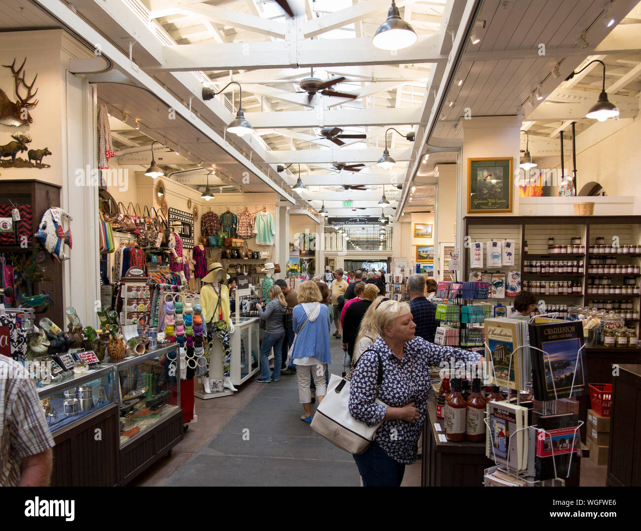 CHARLESTON, CAROLINE DU SUD-AVRIL 12, 2016 : Shoppers affluent à l'ancien marché aux esclaves qui s'est transformée dans l'âge moderne d'espace de vente au détail dans la région de Charle Banque D'Images