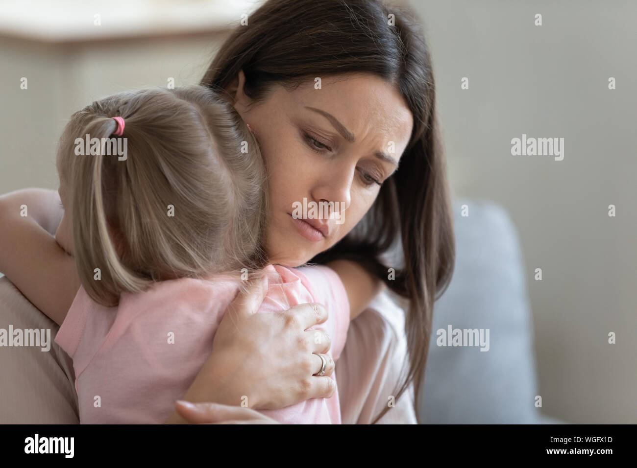 Jolie femme triste embrasser petit fille frustrée d'âge préscolaire Banque D'Images