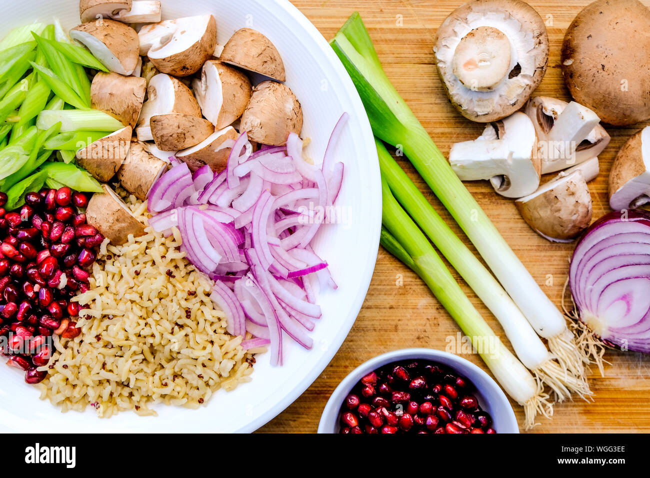 Champignons et riz végétarien Poke Bol, avec le châtaignier Champignons, graines de grenade, Oniond Printemps et oignons rouges Banque D'Images