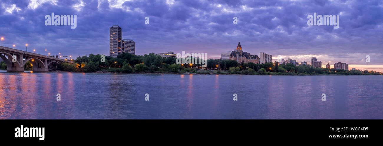 Saskatoon skyline at night le long de la rivière Saskatchewan Banque D'Images
