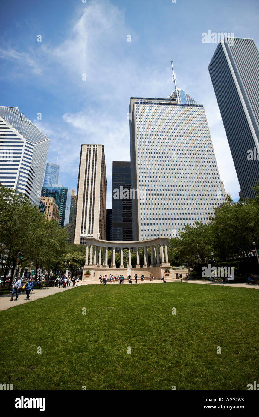 Pelouse et monument du millénaire péristyle à wrigley square dans le Millennium Park de Chicago, dans l'Illinois, États-Unis d'Amérique Banque D'Images